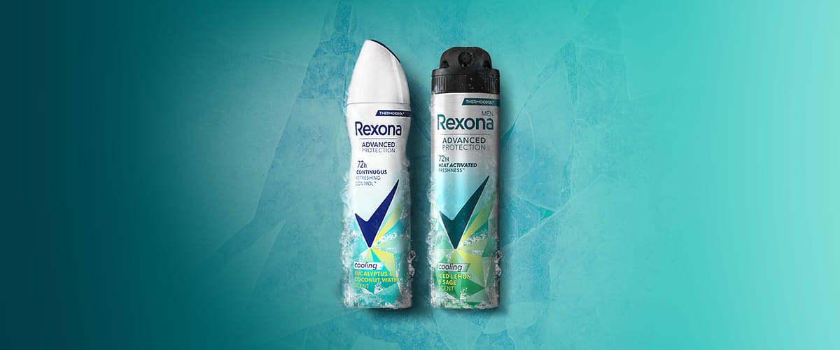 Deodorant Rexona spray pe fundal turcoaz cu gheață