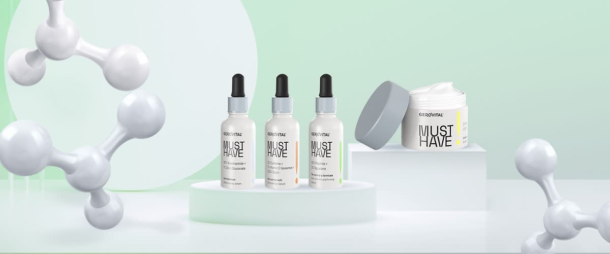 Cosmetice seruri cu pipetă și cremă deschisă pe suporturi minimaliste