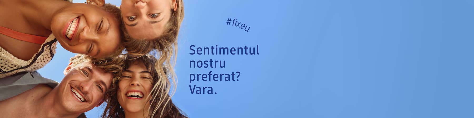 Trei tinere văzute de jos privind camera pe un fundal albastru cu text Sentimentul nostru preferat? Vara