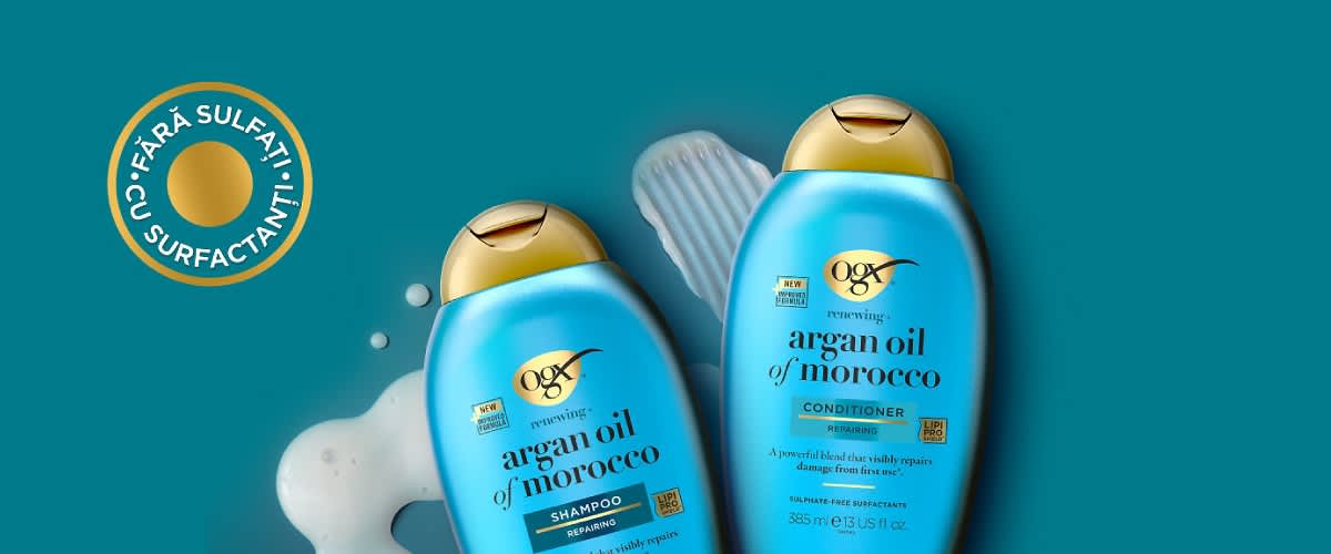 Sticlă albastră de șampon și balsam ulei de argan pe fundal turcoaz cu picături de produs