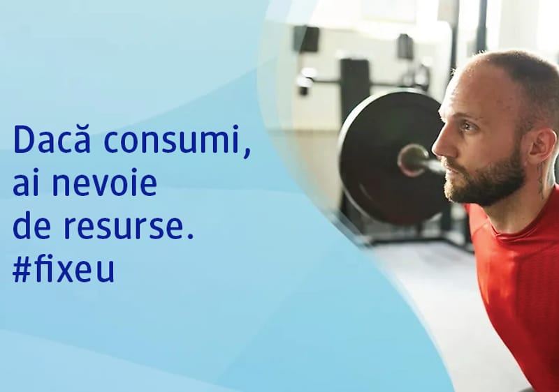 Bărbat făcând genuflexiuni cu haltera în sală de fitness, text albastru informativ despre resurse
