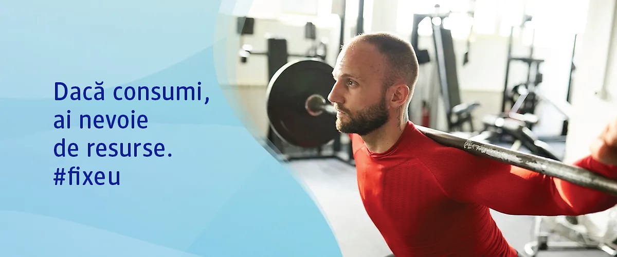 Bărbat făcând genuflexiuni cu haltera în sală de fitness, text albastru informativ despre resurse