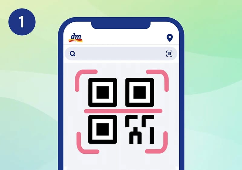 Telefon afișând scaner cod QR pe ecran cu contururi roz și logo dm