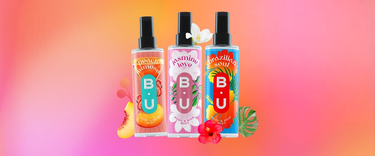 Trei sticle body mist colorate cu etichete peach mimosa jasmine love brazilian soul pe fundal degrade roz-portocaliu