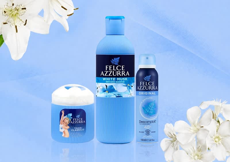 Produse cosmetice Felce Azzurra albastre cu flori albe pe fundal albastru