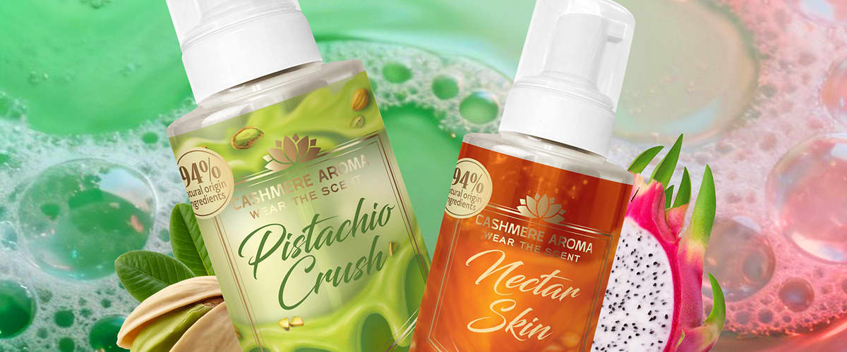 Pistachio Crush și Nectar Skin flacoane de spumă cosmetică cu fructe și fundal roz