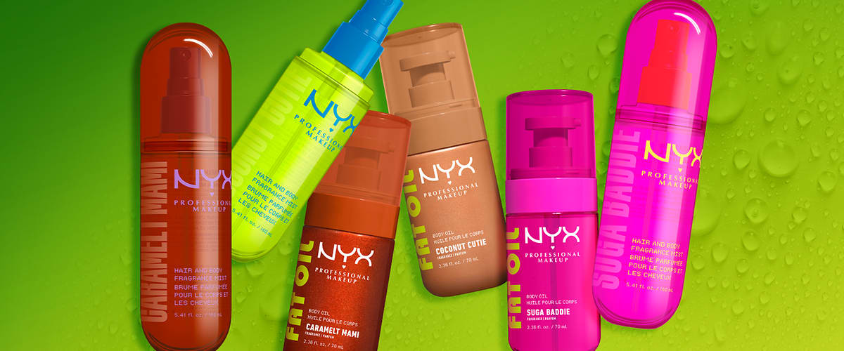 Recipiente NYX roz și maro cu spray și ulei pe fundal verde cu picături