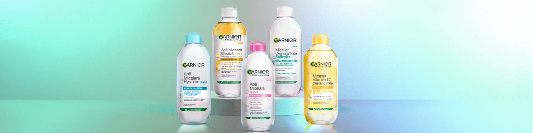Apă micelară Garnier Vitamin C și Apă micelară cu Salicylic pe fundal degrade. Imagine creată cu ajutorul inteligenței artificiale