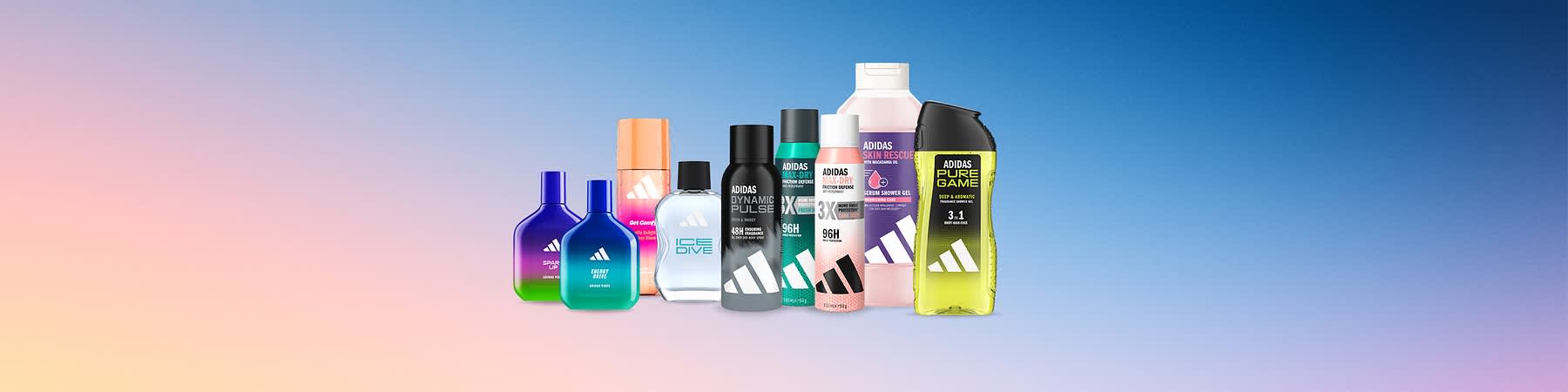 Două spray-uri antiperspirante Adidas, o sticlă roz de gel de duș cu etichetă „ADIDAS SKIN RESCUE”, și un gel de duș verde-transparent Adidas „PURE GAME 3in1” aranjate în stânga pe un fundal albastru spre violet