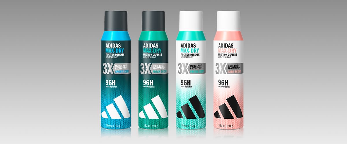 Două spray-uri deodorante Adidas Max-Dry stând vertical, unul turcoaz și gri cu text „ADIDAS MAX-DRY FRICTION DEFENSE ANTI-PERSPIRANT 3X MORE SWEAT PROTECTION 96H” și unul roz și gri cu același design și inscripții, logo Adidas negru în partea de jos