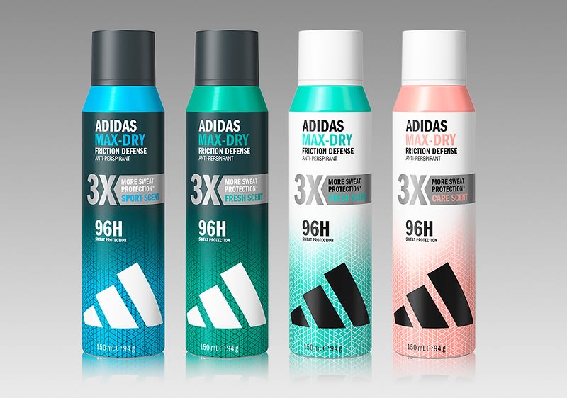 Patru spray-uri deodorante Adidas MAX-DRY aliniate, din stânga: două cutii turcoaz şi verde cu capace gri închis inscripţionate „ADIDAS MAX-DRY FRICTION DEFENSE 3X MORE SWEAT PROTECTION SPORT SCENT 96H”, apoi două cutii alb-verde şi alb-roz cu capace albe inscripţionate similar cu „FRESH SCENT” şi „CARE SCENT” și sigla Adidas mare în partea inferioară