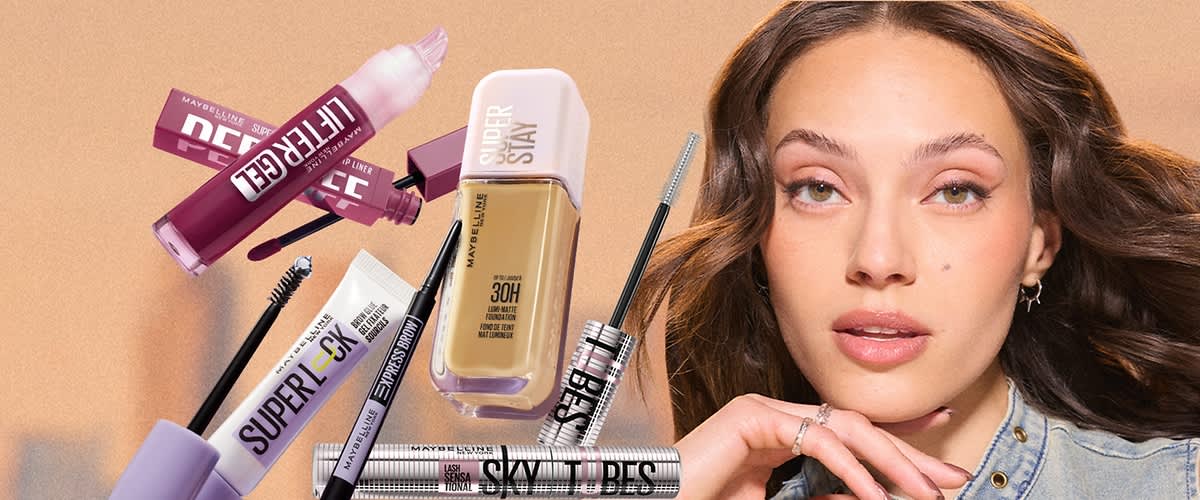 Chip de femeie privitor spre cameră, machiaj natural, sprânceană ușor definită; în jurul feței aranjate, colaj de produse cosmetice Maybelline: fond de ten SuperStay 30H, rimel Sky High, dermatograf negru, primer Super Stay, aplicator Lift Liner mov și tuburi cu inscripțiile vizibile Super Stay, Sky High și Lift Liner