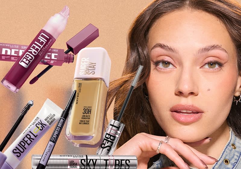 Portret al unei femei tinere cu machiaj natural privind spre cameră în dreapta imaginii; în stânga colaj cu produse cosmetice Maybelline: rimeluri, un fond de ten Super Stay cu etichetă „30H”, un creion dermatograf, un tuș lichid nuanță mov și un aplicator de buze cu text parțial „Lifter” pe ambalaj