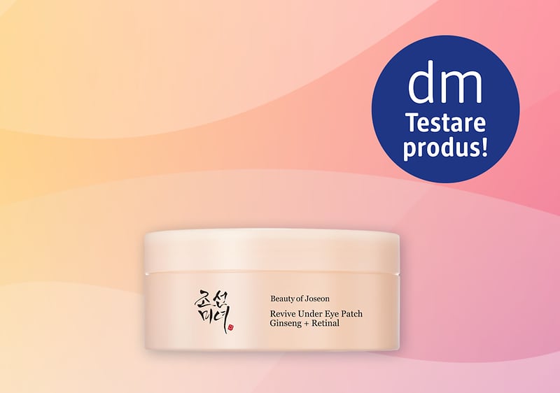 Cutie cremă roz-piersică cu capac rotund, etichetă cu text „Beauty of Joseon Revive Under Eye Patch Ginseng + Retinal” și un mic logo în caractere asiatice, pe fundal degrade roz-galben și un cerc albastru în dreapta sus cu textul „dm Testare produs”