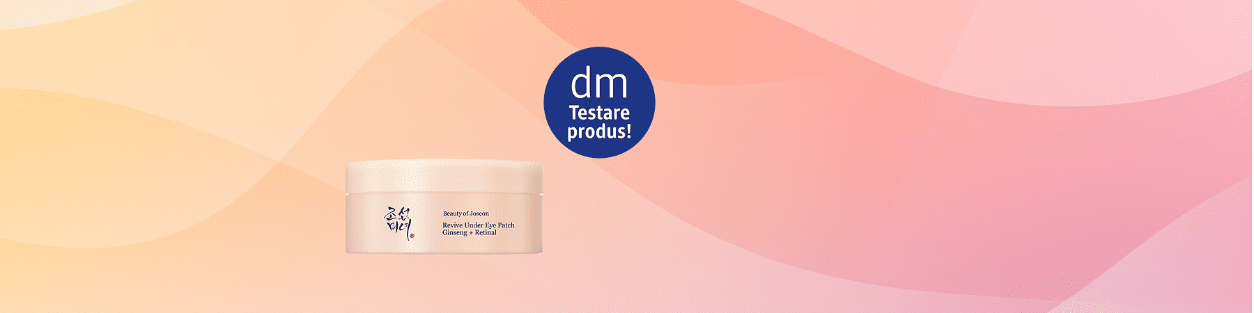 Recipient cilindric bej deschis pentru produse cosmetice cu etichetă „Beauty of Joseon Revive Under Eye Patch Ginseng + Retinal” și inscripție în caractere coreene, pe fundal degradé roz-portocaliu și siglă rotundă albastră cu textul „dm Testare produs”