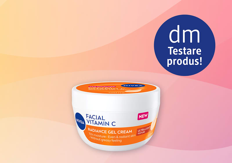 Recipientă rotundă albă de cremă NIVEA Facial Vitamin C Radiance Gel Cream, etichetă portocalie și albastră cu inscripții „Radiance Gel Cream”, „Vitamin C”, „24h moisture - Even & radiant skin” și sticker roz „NEW”, pe fundal degrade roz-portocaliu cu cerc albastru sus-dreapta scris „dm Testare produs”