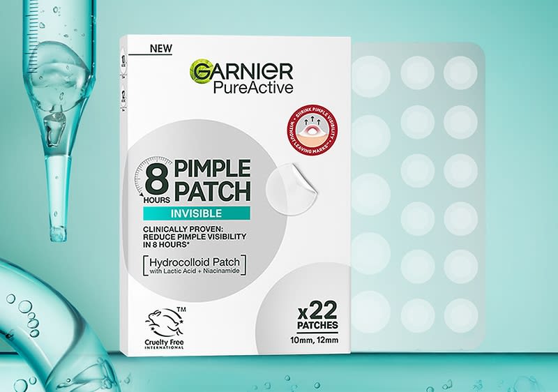 Cutie albă de Garnier Pure Active Pimple Patch, inscripționată „8 hours PIMPLE PATCH INVISIBLE”, „Hydrocolloid Patch with Lactic Acid + Niacinamide”, siglă cruelty free și mențiune „x22 PATCHES 10mm, 12mm”, alături de o planșetă transparentă cu 22 de plasturi rotunzi, pe fundal turcoaz cu picături de gel