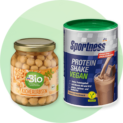 Sklenená nádoba s cícerom a plechovka vegánskeho proteínového nápoja.