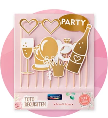 Dekorácie na párty: okuliare, pohár, balón, koruna, fľaša, prstene, klobúk - na ružovom pozadí