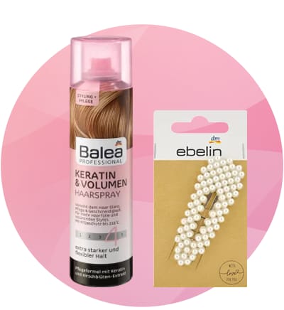 Lak na vlasy Balea a perlová sponka ebelin na ružovom pozadí