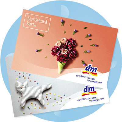 Darčeková karta s kvetmi a plyšová hračka na pozadí modrého kruhu