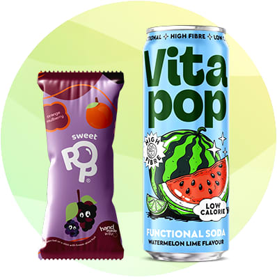 Balíček sladkej tyčinky vedľa plechovky Vita pop s vodným melónom a limetkou