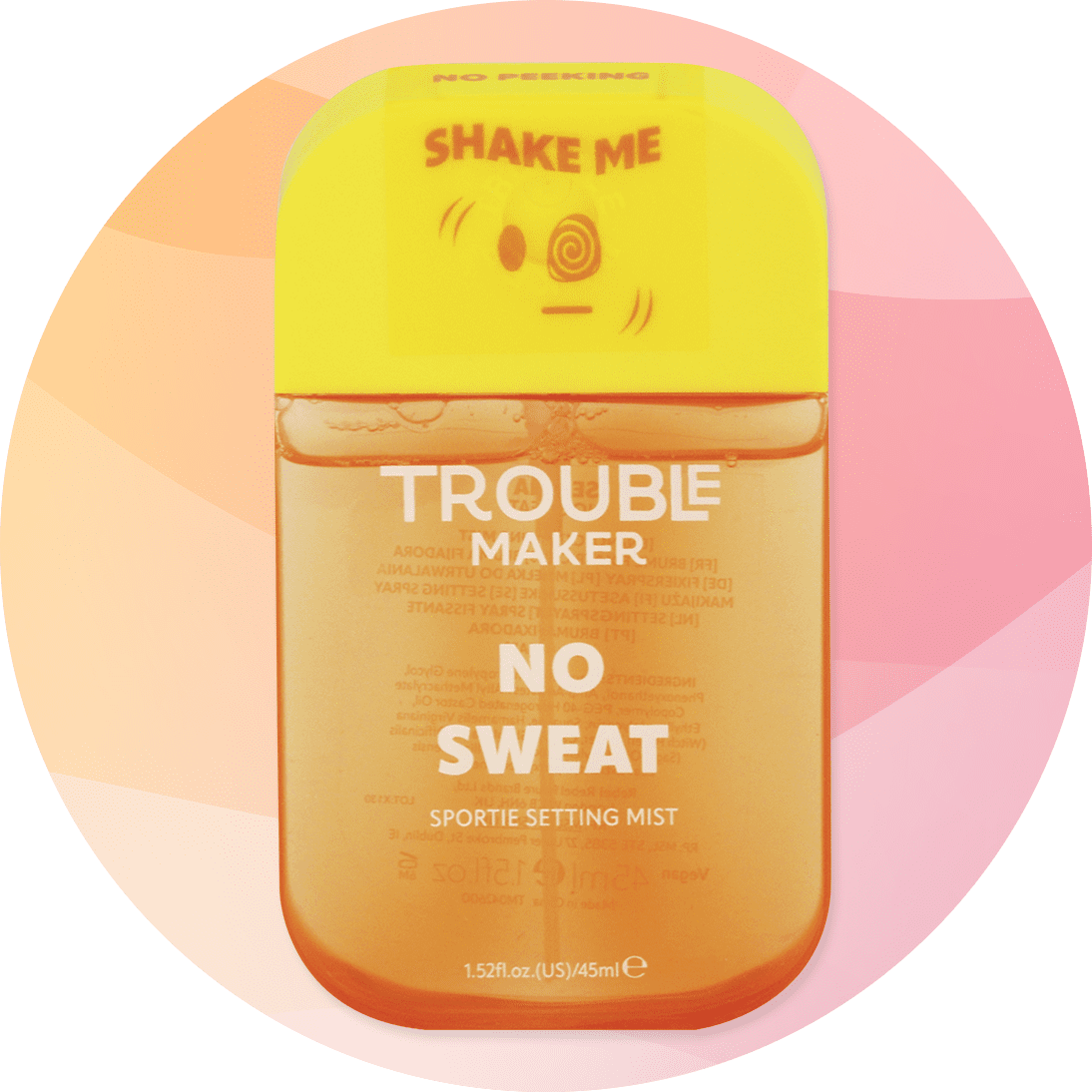Fľaša spreja s nápisom Trouble Maker No Sweat Sportie Setting Mist na farebnom pozadí