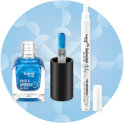 Modrý lak na nechty a biela ceruzka na zdobenie nechtov na modrom pozadí