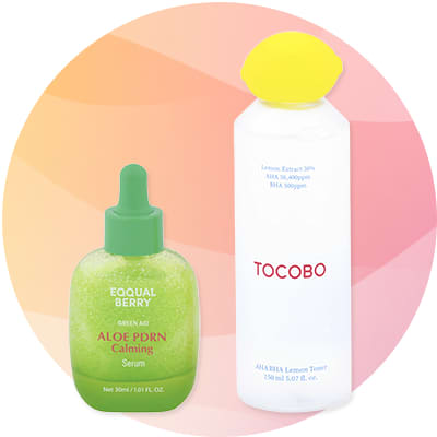 Dve kozmetické fľaštičky na pastelovom kruhovom pozadí; vľavo zelené sklenené sérum s kvapkadlom s nápisom „EOQUAL BERRY GREEN AID ALOE PDRN Calming Net 30ml / 1.01 FL.OZ.“, vpravo vysoká biela fľaša s žltým viečkom a červeným nápisom „TOCOBO“ a dolu modrým textom „AHA BHA Lemon Toner 150 ml 5.07 fl. oz.“