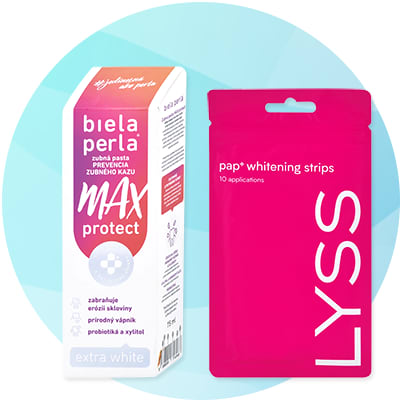 Balenie zubnej pasty Biela Perla Max Protect v bielo-ružovom kartóne s nápismi „Biela Perla“, „MAX protect“ a „extra white“ vedľa ružového vrecka Lyss pap+ whitening strips s veľkým bielym nápisom LYSS a textom „pap+ whitening strips 10 applications“