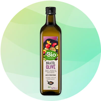Tmavozelená sklenená fľaša olivového oleja s čiernym uzáverom, na prednej etikete logo „Bio“, nápis „BRATÔL OLIVE“, informácia „0,75 l“ a obrázok červených paradajok a byliniek na pozadí