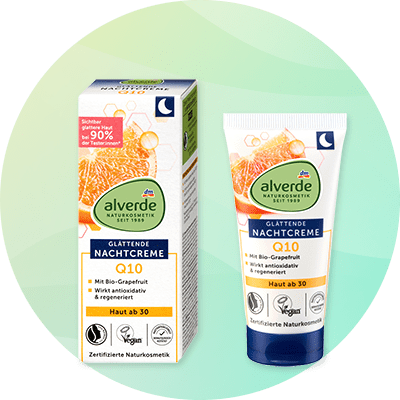 Balenie a tube nočného krému Alverde Glättende Nachtcreme Q10 s motívom polovice grepu, nápismi „alverde NATURKOSMETIK SEIT 1989“, „GLÄTTENDE NACHTCREME Q10“, „Mit Bio-Grapefruit“, „Haut ab 30“ a ikonami certifikátov prírodnej kozmetiky, farebné prevedenie zelená, biela, oranžová a modrá