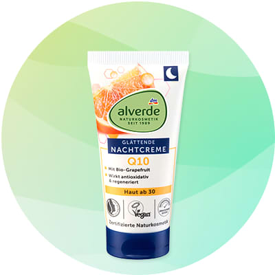 Biela tuba nočného krému alverde s obrázkom grapefruitu, textom „Glättende Nachtcreme Q10“, nápismi „Mit Bio-Grapefruit“, „Wirkt antioxidativ & regenerierend“, označením „Haut ab 30“, logami vegánskeho a certifikovaného prírodného kozmetického produktu