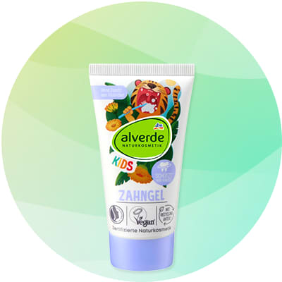 Biele balenie detského zubného gélu alverde s farebným obrázkom tigríka, nápismi „alverde NATURKOSMETIK“, „KIDS“ a „ZAHNGEL“, symbolmi vegánskeho a prírodného produktu na spodnej časti balenia