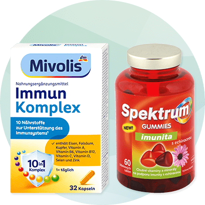 Balenie Mivolis Immun Komplex s nápisom „10 Nährstoffe zur Unterstützung des Immunsystems“, „10in1 Komplex“, „32 Kapseln“ vedľa červenej plastovej nádoby Spektrum Gummies Immunita s nápisom „60 pastiliek“ a obrázkom kvetu