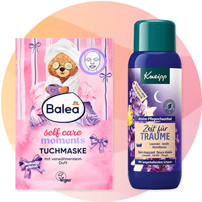 Zelené tubové balenie Weleda Skin Food s bielym uzáverom a nemeckým textom, vedľa biele plastové dózy Balea Sheabutter & Arganöl bodycreme s fialovým viečkom a obrázkami orechov a arganového plodu na etikete