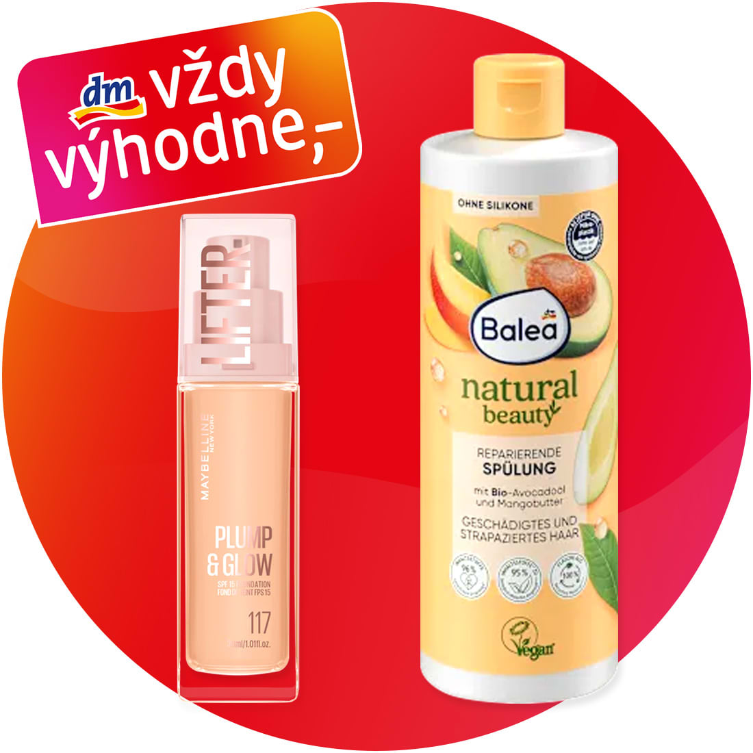 Na červeno-oranžovom kruhovom pozadí vľavo stojí tekutý make-up Maybelline Plump & Glow odtieň 117 v priehľadnom obale s ružovým vrchnákom, vpravo fľaša Balea Natural Beauty regeneračné kondicionér s obrázkom avokáda a nápismi „ohne silikone“ a „vegan“