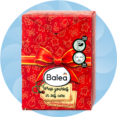 Červený adventný kalendár Balea s vianočným vzorom postavičiek a veľkou zlatou mašľou, na prednej strane logo Balea a nápis „Wrap yourself in self care“, označenie obsahu 1x2 a 2x1 s jednoduchými ikonami masky a výrobku