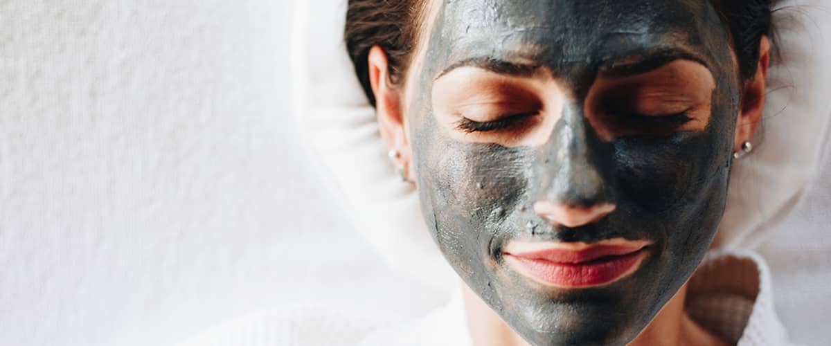 Žena u kozmetičky s pleťovou maskou.