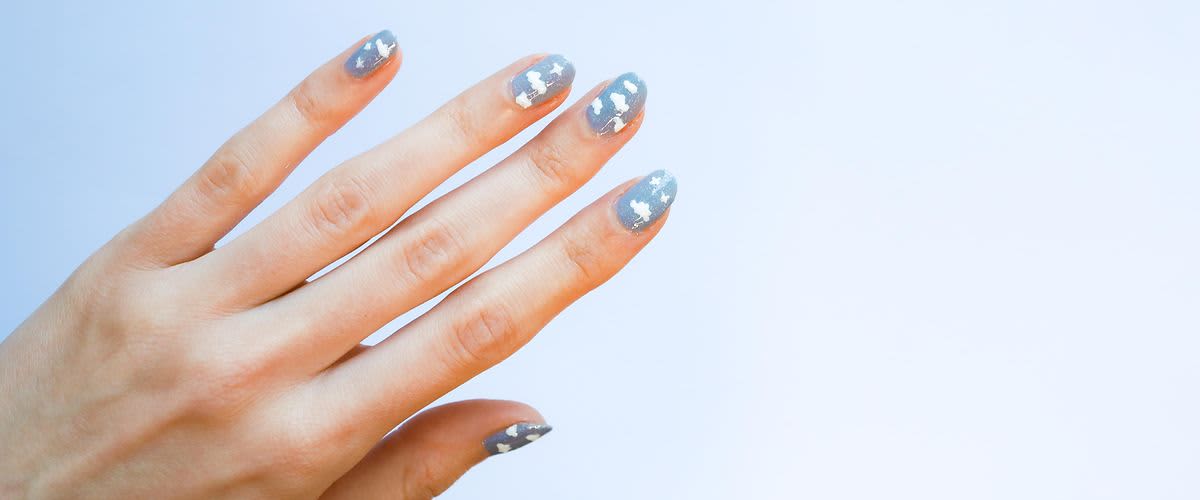 Vianočne nalakované nechty.