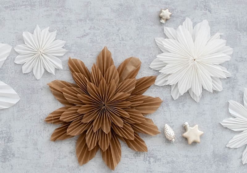 Schneesterne aus Butterbrot- und Backpapier