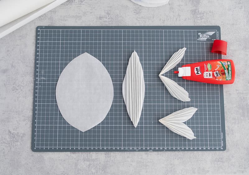 Lepidlo a papierové lístky.