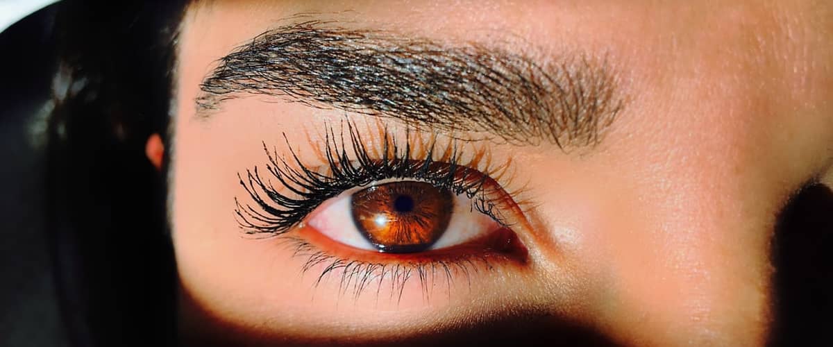 žena s upraveným obočím