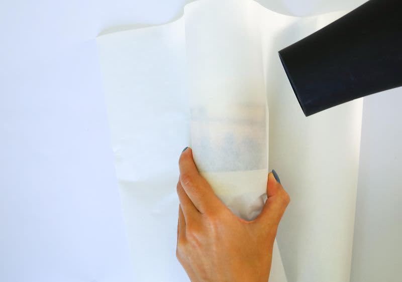 Pripevnenie fotografie na sviečku pomocou fénu.