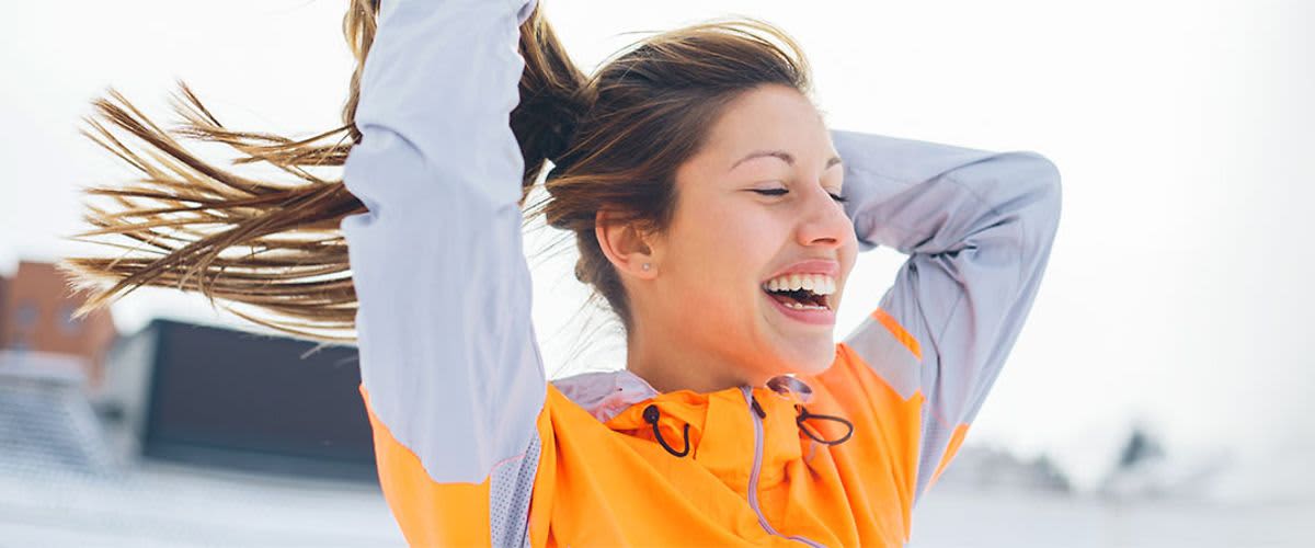 Žena vonku v športovom oblečení.