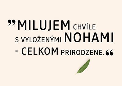 Eukalyptus a text "Milujem chvíle s vyloženými nohami – celkom prirodzene."