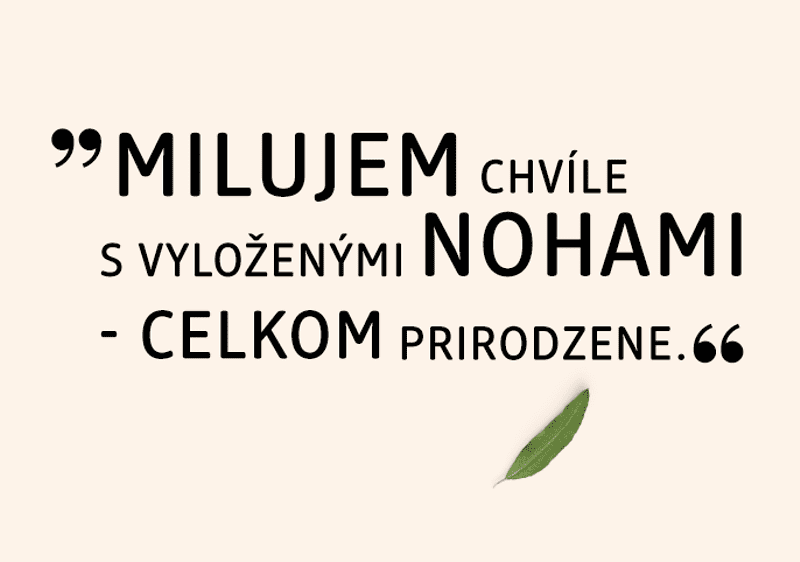 Eukalyptus a text "Milujem chvíle s vyloženými nohami – celkom prirodzene."