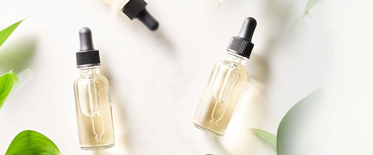 Malé fľašky s olejmi.