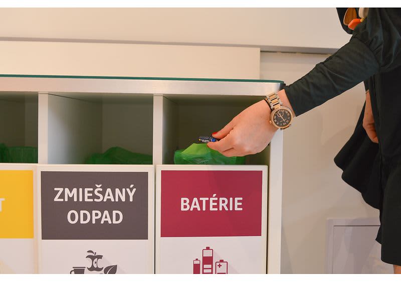 Koše na zber batérií v dm predajni.