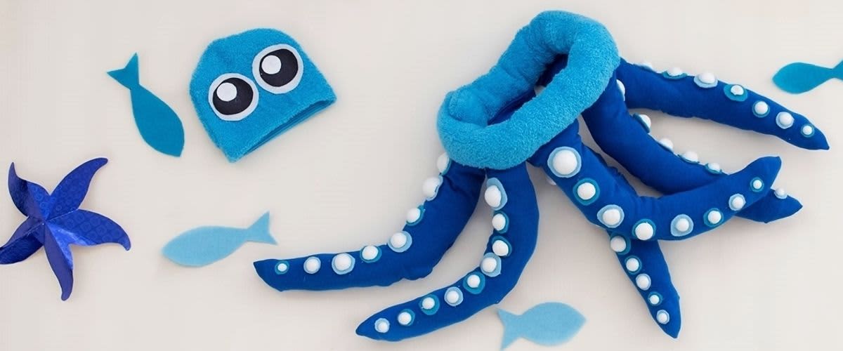 Karnevalový kostým chobotničky vyrobený z pančúch.